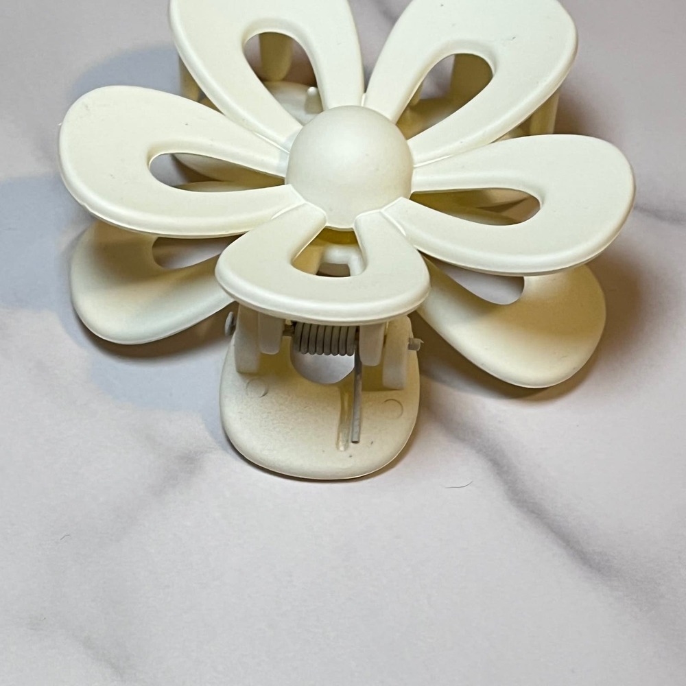 Milky White Cream Women's Fashion Flower Retro Hair Claw Clip - Picture 2 of 5